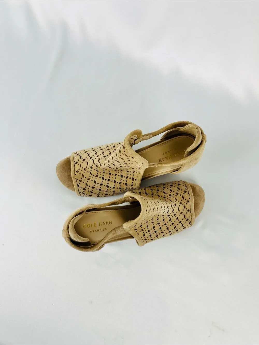 Cole Haan Edie Wedge Peep-toe Sandals Side Cutouts Stacked Wedge Heel Tan Sz 7